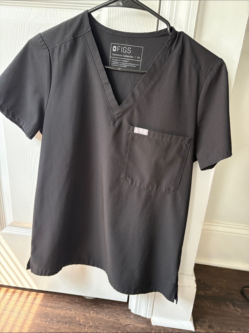 Figs Women’s Black V-Neck Pocket Scrub Top